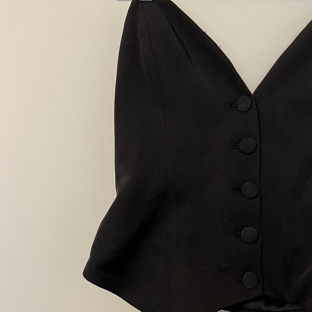 Sweetheart neckline button up crop top.